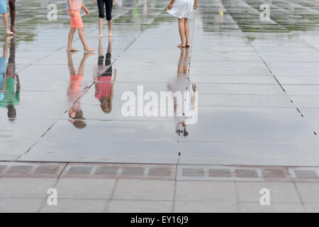 Peuples réflexions marche sur le 'Miroir d'eau miroir d'eau, des attractions touristiques de Bordeaux France Banque D'Images