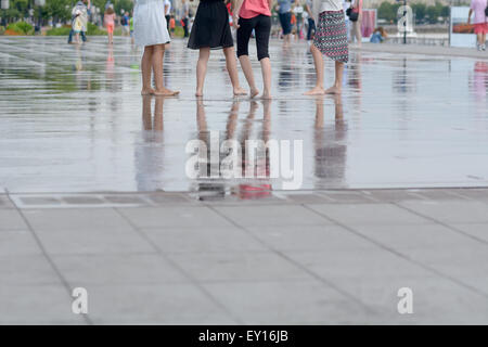 Peuples réflexions marche sur le 'Miroir d'eau miroir d'eau, des attractions touristiques de Bordeaux France Banque D'Images