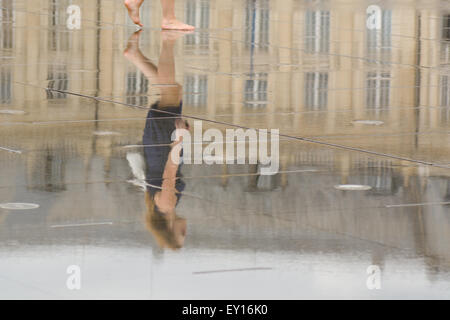 Peuples réflexions marche sur le 'Miroir d'eau miroir d'eau, des attractions touristiques de Bordeaux France Banque D'Images