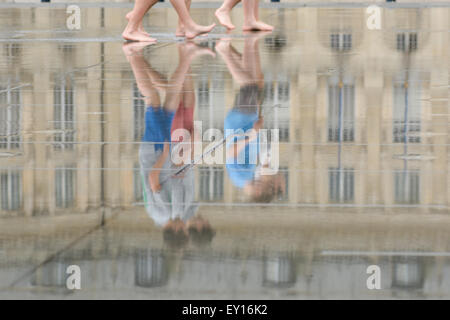 Peuples réflexions marche sur le 'Miroir d'eau miroir d'eau, des attractions touristiques de Bordeaux France Banque D'Images