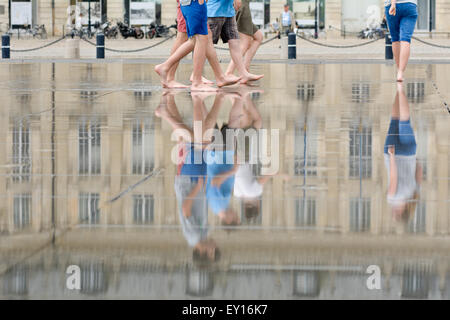 Peuples réflexions marche sur le 'Miroir d'eau miroir d'eau, des attractions touristiques de Bordeaux France Banque D'Images
