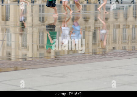 Peuples réflexions marche sur le 'Miroir d'eau miroir d'eau, des attractions touristiques de Bordeaux France Banque D'Images