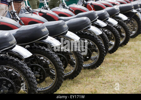 750 cc Triumph TR7V Tiger motos dans une rangée de maisons du Royal Corps of Signals moto casques blancs de l'équipe d'affichage Banque D'Images