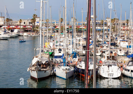 Yachts et voiliers amarrés dans d' Barcelona Marina, Port Olimpic, Barcelone Espagne Europe Banque D'Images