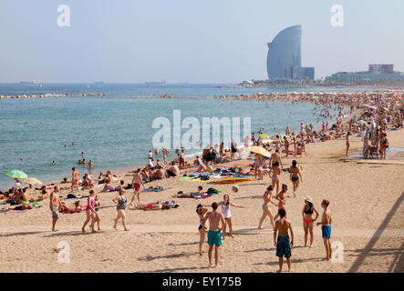 La plage de Barcelone - Les personnes bénéficiant du soleil sur Platya de la Barceloneta Barceloneta Beach ( ), Barcelone, Espagne Europe Banque D'Images