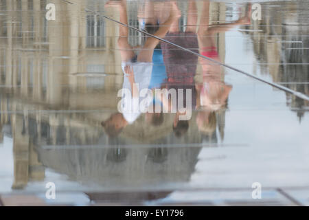 Peuples réflexions marche sur le 'Miroir d'eau miroir d'eau, des attractions touristiques de Bordeaux France Banque D'Images