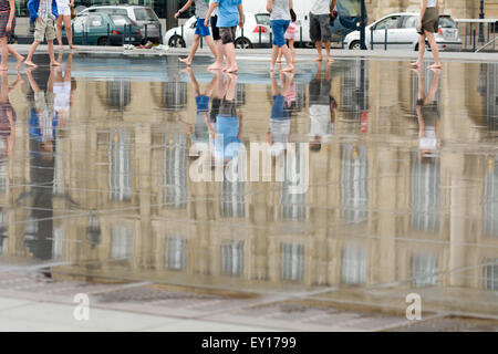 Peuples réflexions marche sur le 'Miroir d'eau miroir d'eau, des attractions touristiques de Bordeaux France Banque D'Images