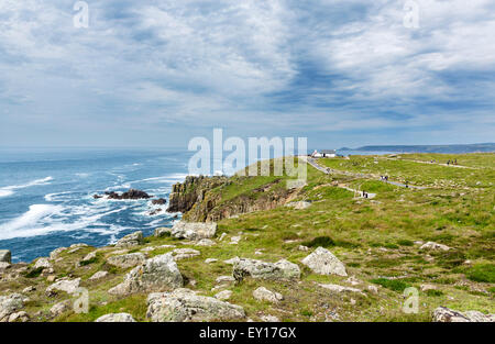 Vue vers la première et dernière maison, Land's End, Cornwall, England, UK Banque D'Images