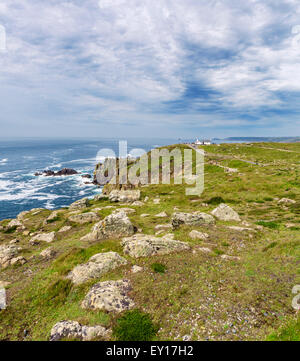 Vue vers la première et dernière maison, Land's End, Cornwall, England, UK Banque D'Images