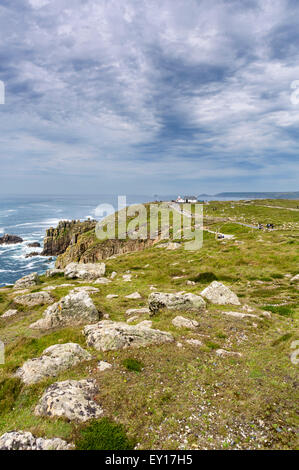 Vue vers la première et dernière maison, Land's End, Cornwall, England, UK Banque D'Images