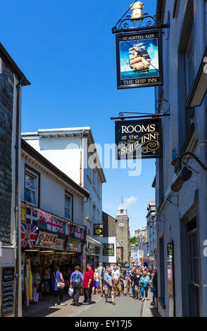 Boutiques sur Fore Street dans le centre-ville, à l'Est Looe, Cornwall, England, UK Banque D'Images