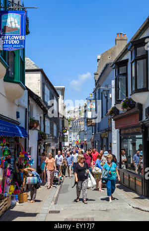 Vue vers le bas de la rue Buller et Fore Street dans le centre-ville, à l'Est Looe, Cornwall, England, UK Banque D'Images