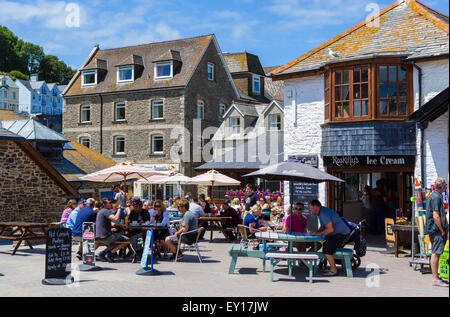 Cafés de la plage de East Looe, Cornwall, England, UK Banque D'Images