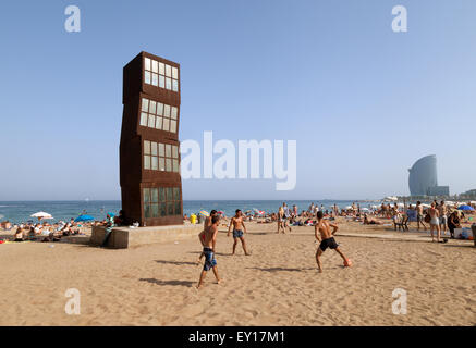 Les gens sur la plage de la Barceloneta, à l'Estel ferit ( Les blessés étoile filante ) sculpture par Rebecca Horn, Barcelone Espagne Europe Banque D'Images