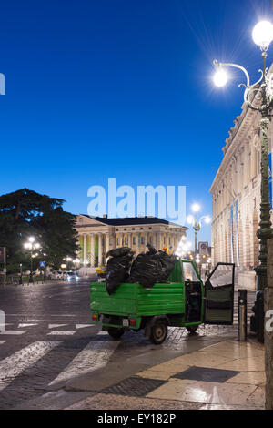 Avant l'aube dans un quartier désert la Piazza Bra à Vérone, Italie Banque D'Images