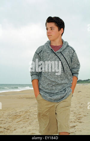 Boy Walking on Beach le long de l'Océan Atlantique Les Hamptons Montauk Long Island New York Banque D'Images