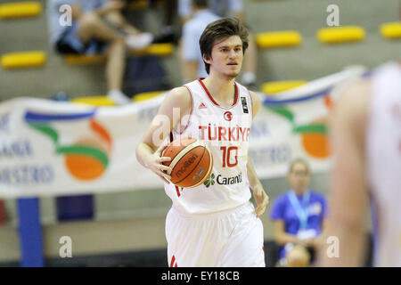 Lignano, Italie. 19 juillet, 2015. Tolga la Turquie lors de la finale de basket-ball Gecim 3ème et 4ème place entre la Turquie contre la France des U20 European Championship Men 2015 Pala Getur sports hall of Lignano le dimanche 19ème Juillet 2015. Credit : Andrea Spinelli/Alamy Live News Banque D'Images