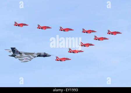 Des flèches rouges RAF BAe hawk en formation avec bombardier Avro Vulcan B2 XH558 à RIAT 2015, Fairford, UK. Crédit : Antony l'ortie/Alamy Live News Banque D'Images