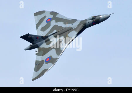 Avro Vulcan B2 XH558 RAF Bomber en camouflage vu à travers la brume de chaleur à travers l'aviation à RIAT 2015, Fairford, UK. Crédit : Antony l'ortie/Alamy Live News Banque D'Images