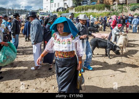 Une femme en costume traditionnel au marché de bétail. Otavalo, Équateur. Banque D'Images