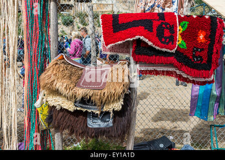 Faites à la main des selles et tapis à vendre au marché local. Otavalo, Équateur. Banque D'Images
