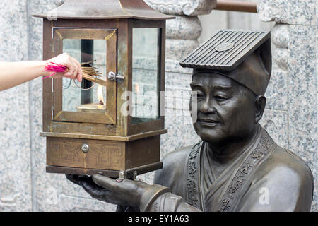Statues tenant une lanterne avec des trous pour l'allumage d'encens Banque D'Images