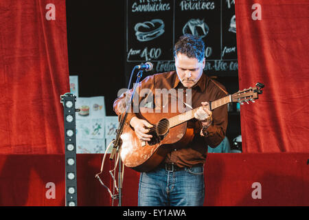 Gateshead, Royaume-Uni - 18 juillet 2015 - Norrie McCulloch effectue sur la scène à l'intérieur Summertyne Sage Festival Americana Banque D'Images