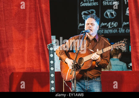 Gateshead, Royaume-Uni - 18 juillet 2015 - Norrie McCulloch effectue sur la scène à l'intérieur Summertyne Sage Festival Americana Banque D'Images