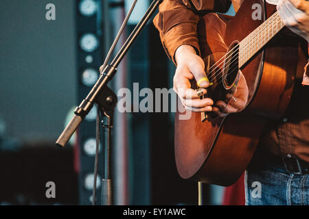 Gateshead, Royaume-Uni - 18 juillet 2015 - Norrie McCulloch effectue sur la scène à l'intérieur Summertyne Sage Festival Americana Banque D'Images