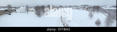 L'hiver russe. L'église St Nicolas et la forteresse Izborsk près de Pskov, Russie. Panorama depuis la tour de l'Izborsk Lukovka Banque D'Images