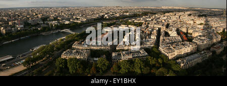 Seine à Paris, France, représenté par le deuxième niveau de la Tour Eiffel. La colline de Montmartre avec la Basilique du Sacré-Cœur Banque D'Images