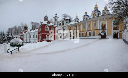 Grotte de la Dormition dans l'église du monastère de Pskov, l'Pskovo-Pechersky (monastère des grottes) dans Pechory près de Pskov, Russie. Panorama f Banque D'Images