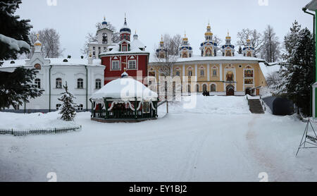 Grotte de la Dormition dans l'église du monastère de Pskov, l'Pskovo-Pechersky (monastère des grottes) dans Pechory près de Pskov, Russie. Panorama f Banque D'Images