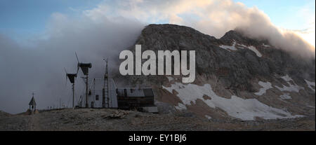 Kredarici Triglavski Dom na mountain hut (2 515 m) au pied du Mont Triglav (2 864 m) dans les Alpes Juliennes, en Slovénie. Mali Tri Banque D'Images