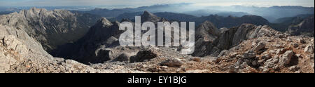 Panorama depuis le sommet du Mont Triglav (2 864 m) dans les Alpes Juliennes, en Slovénie. Montagnes de gauche à droite : l'ARV Banque D'Images