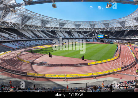 Londres, Royaume-Uni. 19 juillet, 2015. Des milliers de coureurs participent au 10k Grande Newham Londres courir dans le parc Queen Elizabeth Olympic Park. Tous les participants ont eu la chance de terminer leur course dans le stade, avec une large audience cheering leur arrivée. Le run est le premier événement à avoir lieu dans l'ancien stade olympique depuis le début des travaux de transformation. Credit : Nathaniel Noir/Alamy Live News Banque D'Images