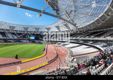 Londres, Royaume-Uni. 19 juillet, 2015. Des milliers de coureurs participent au 10k Grande Newham Londres courir dans le parc Queen Elizabeth Olympic Park. Tous les participants ont eu la chance de terminer leur course dans le stade, avec une large audience cheering leur arrivée. Le run est le premier événement à avoir lieu dans l'ancien stade olympique depuis le début des travaux de transformation. Credit : Nathaniel Noir/Alamy Live News Banque D'Images