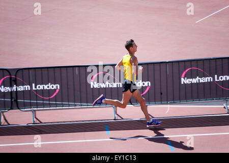 Londres, Royaume-Uni. 19 juillet, 2015. La première arrivée amonst des milliers de coureurs qui participent à la 10k Grande Newham Londres courir dans le parc Queen Elizabeth Olympic Park. Tous les participants ont eu la chance de terminer leur course dans le stade, avec une large audience cheering leur arrivée. Le run est le premier événement à avoir lieu dans l'ancien stade olympique depuis le début des travaux de transformation. Credit : Nathaniel Noir/Alamy Live News Banque D'Images