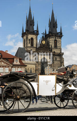 Chariot vide pour les touristes sur la place de la Vieille Ville à Prague Banque D'Images