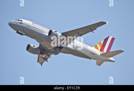 Airbus A319 Germanwings D-AKNH décollant de l'aéroport de Londres Heathrow LHR Banque D'Images