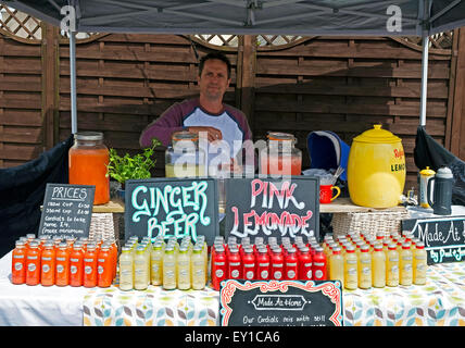 Une échoppe de marché vendant des boissons faites maison Banque D'Images