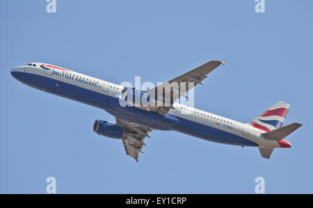 British Airways Airbus A321 G-EUXG décollant de l'aéroport de Londres Heathrow LHR Banque D'Images