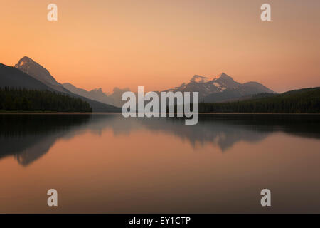 Lever du soleil Lac Maligne, parc national Jasper Banque D'Images