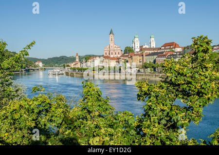 Passau vue sur le Danube à la vieille ville avec les tours de la cathédrale St Stepehen Banque D'Images