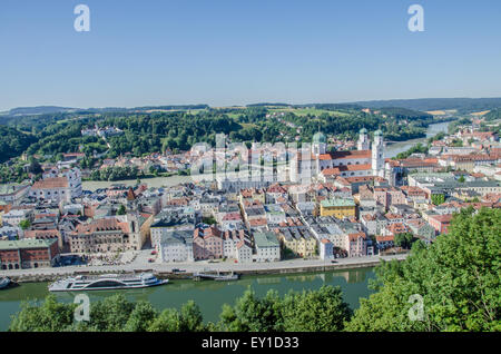 Passau vue fantastique de plus de Veste Oberhaus Vieille Ville et de la Cathédrale Saint-Étienne Banque D'Images