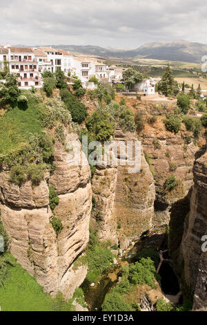 Ronda : vue sur la ville et la vallée de la rivière Banque D'Images