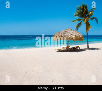 Cabine avec chaises de plage sur la plage Piscadera Curacao Banque D'Images