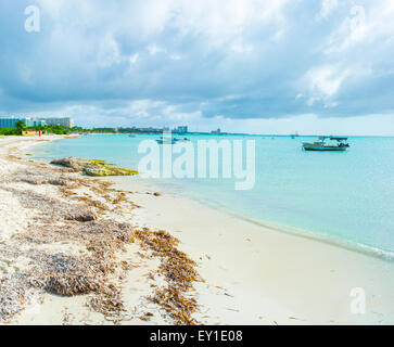 Bateaux de pêche sur la rive d'Aruba Banque D'Images