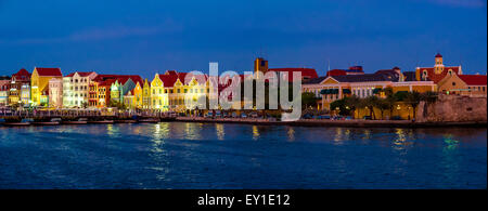 Entrée de la Sint Anna Bay de Willemstad Curacao par nuit Banque D'Images