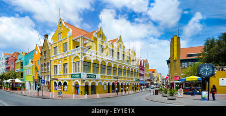 Célèbre Bâtiment Penha jaune dans le centre de Willemstad Banque D'Images